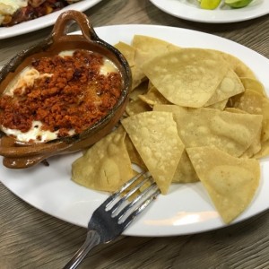 Queso fundido con chorizo