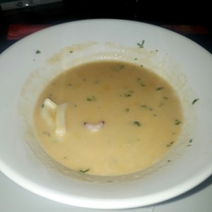 Tom yam (sopa estilo Thai) leche de coco y mariscos 