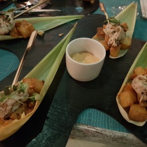 PINCHOS DE POLLO AL CHIMICHURRI SOBRE PAPAS BRAVAS