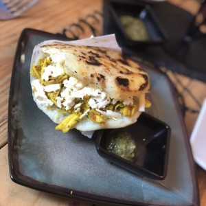 Arepa con pollo y queso