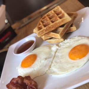 Waffles con huevo y tocineta