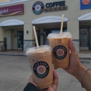 Iced Chai Latte(Especias) y Iced Caramel Latte