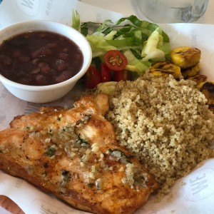 Pollo, frijoles y quinoa