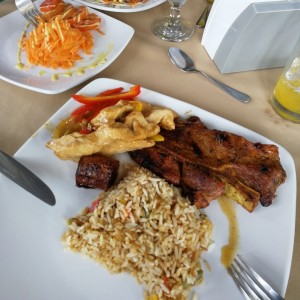 Arroz, pollo Salteado y Chuleta Fresca al grill