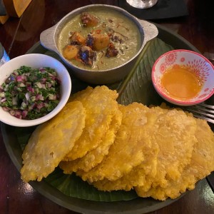 Cazuela de pulpo con patacones y ensalada