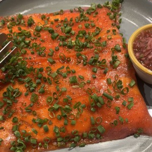 Yuca Tostada con Carpaccio de Atun