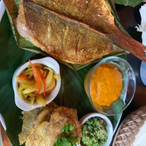 pargo rojo con patacones y salsa de tamal de olla