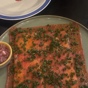 Yuca Tostada con Carpaccio de Atun