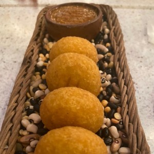 Tortillas rellena de queso con salsa de tomate ahumado