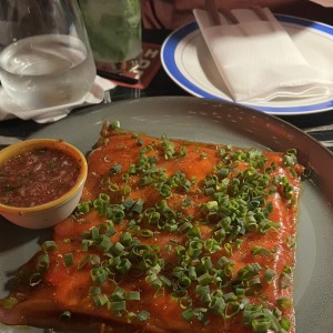 Yuca Tostada con Carpaccio de Atun