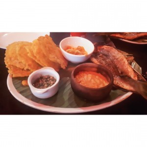 Filete de Corvina con patacones y salsa de tamal de olla