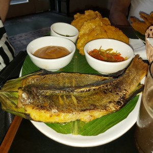 Corvina al escabache con patacones y salsa de tamal de olla