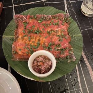 Yuca tostada con carpaccio de atun 