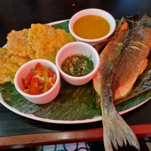 corvina en bijao con patacones