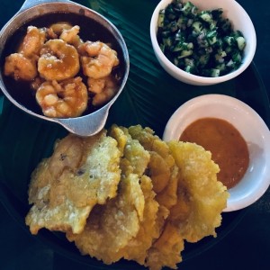 Camarones con patacon y ensalada de cilantro