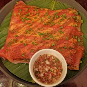 salmon con ceviche de cebolla