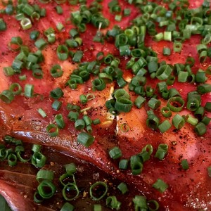 Carpaccio de tuna sobre yuca tostada