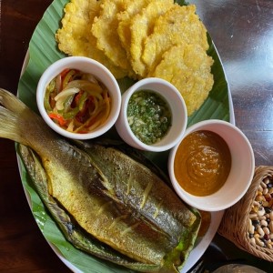 pescado con tamal de olla