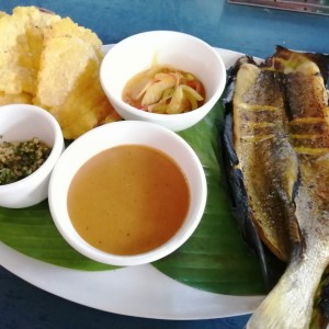 Corvina al escabeche con patacones