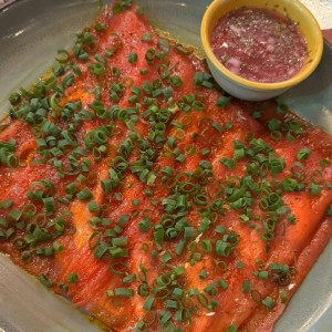 Yuca Tostada con Carpaccio de Atun