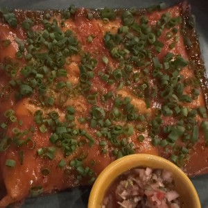 Yuca Tostada con Carpaccio de Atun