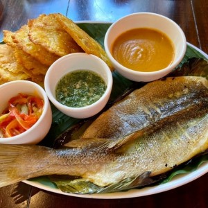 Corvina en hoja de bijao, con tamal de olla