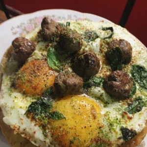 hojaldra con huevos y bolitas de carne