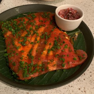 Carpaccio de atun con yuca tostada