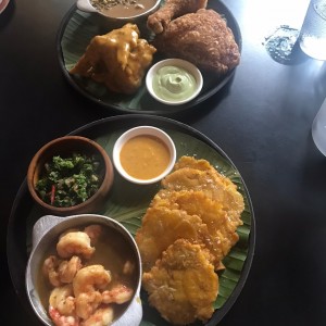 Pollo frito y camarones con patacones