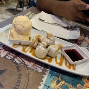 Wanton de Queso y Dulce de Leche con Helado