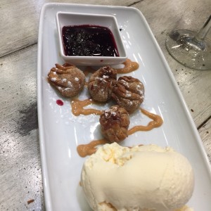 Wontons de queso y dulce de leche con helado