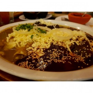 enchiladas divorciadas en salsa verde y mole poblano