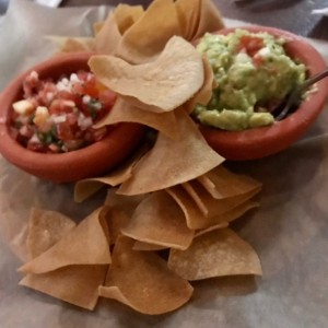 totopos con guacamole y pico de gallo 