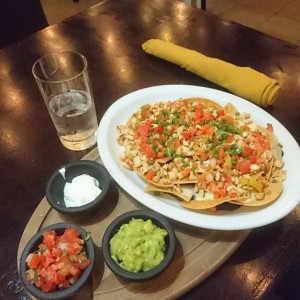 Nachos tres quesos con pollo