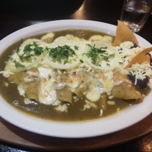 Enchilada de Pollo con Salsa Verde Gratinada