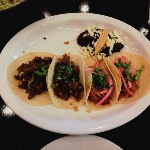 Tacos arrachera y cochinita