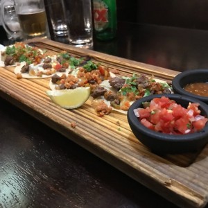 Tacos de carne y chorizo