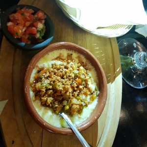 Queso fundido con chorizo