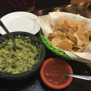 Nachos con Guacamole y salsa