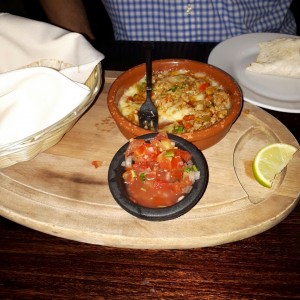 queso fundido con chorizo