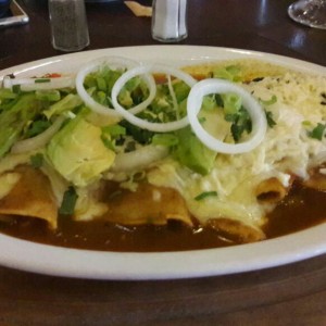 Enchiladas vegetarianas, en salsa ranchera