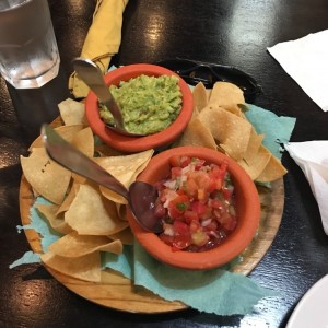 totopos guacamole y pico de gallo