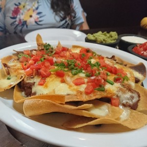 nachos 3 quesos con chili