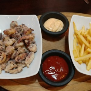 pulpo frito con papas fritas