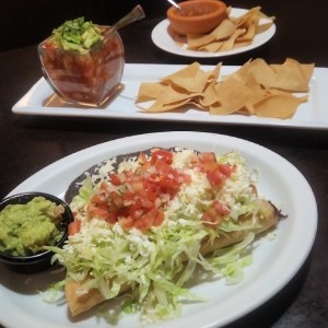 ceviche de langostino, flautas de carne