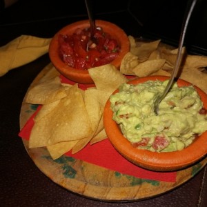 totopos con pico de gallo y guacamole