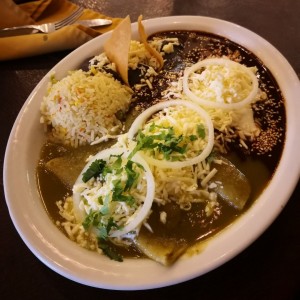 menu ejecutivo: enchiladas de mole y salsa verde