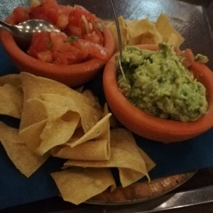 Nachos y guacamole