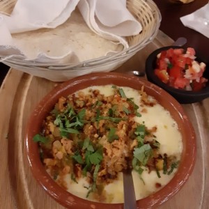 queso fundido con chorizo