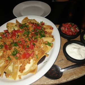 Nachos 3 quesos con chorizo